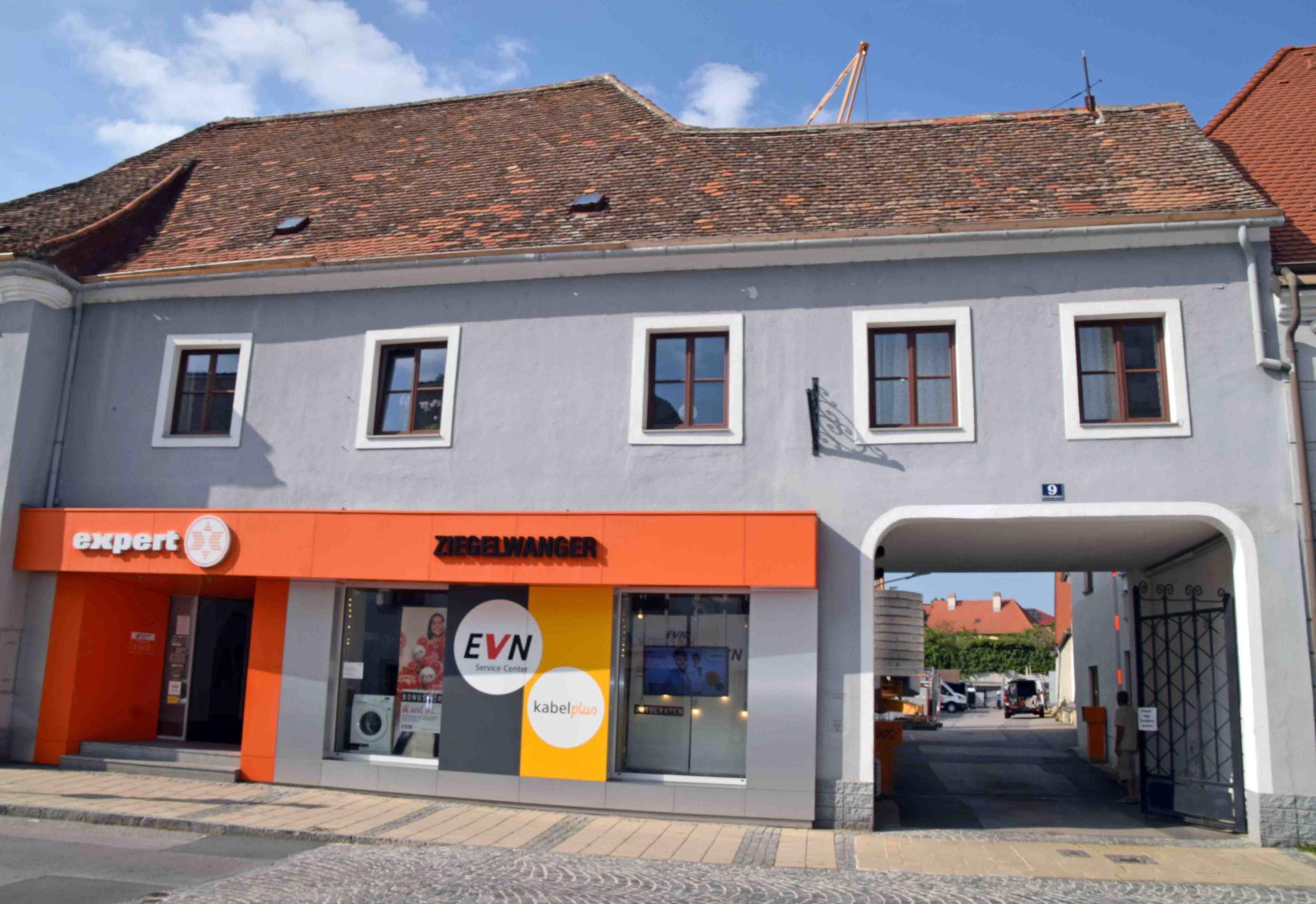 Aufgrund der Dachsanierung kann es gelegentlich zu Straßensperren kommen. Foto: Gabriele Hohenegger 